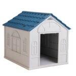 Casita para perro grande con techo a dos aguas, ubicada en un jardín, resistente a la intemperie