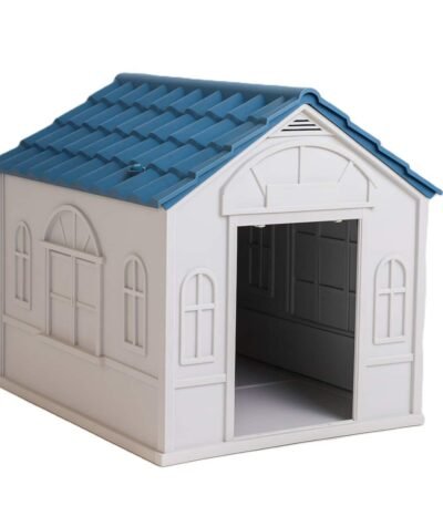 Casita para perro grande con techo a dos aguas, ubicada en un jardín, resistente a la intemperie