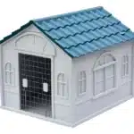 Casita para perro grande con techo a dos aguas, ubicada en un jardín, resistente a la intemperie