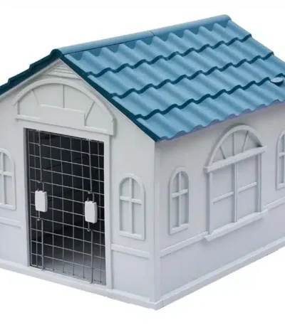 Casita para perro grande con techo a dos aguas, ubicada en un jardín, resistente a la intemperie