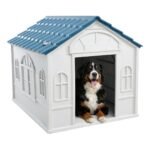 Casita para perro grande con techo a dos aguas, ubicada en un jardín, resistente a la intemperie