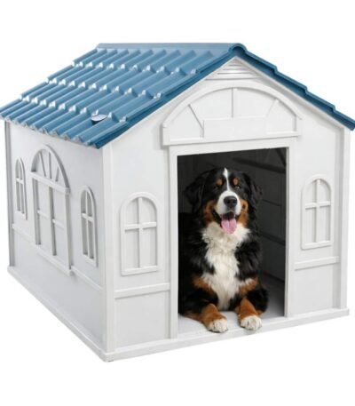 Casita para perro grande con techo a dos aguas, ubicada en un jardín, resistente a la intemperie